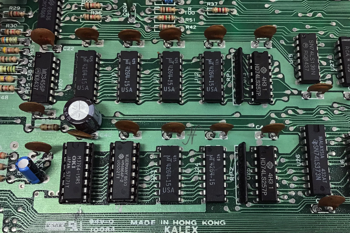 Commodore 64, chip memoria, RAM, 4164-2, MT4264-15, MT4264-20, HM4864P-2, M3764-15RS, sostituzione chip memoria, DRAM, difetto memoria, scritte strane su schermo