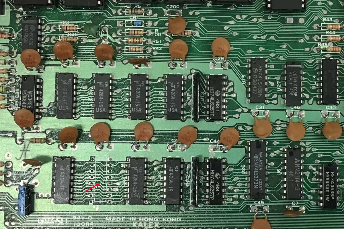 Commodore 64, rimozione, sostituzione chip memoria, RAM, MT4264-15, 4164-2, MT4264-20, HM4864P-2, M3764-15RS, sostituzione chip memoria, DRAM, difetto memoria, scritte strane su schermo, 64Kx1 150ns 16-pin DIP DRAM chip