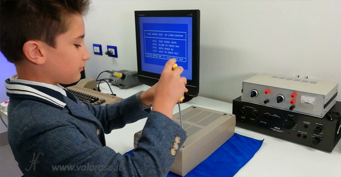 Smontare floppy disk drive Commodore 1541, aprire il floppy disk