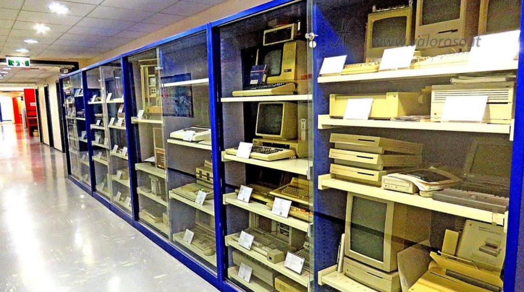 AStISI computer collection, shelves, Carlo Spinedi, Macintosh, Apple, IBM