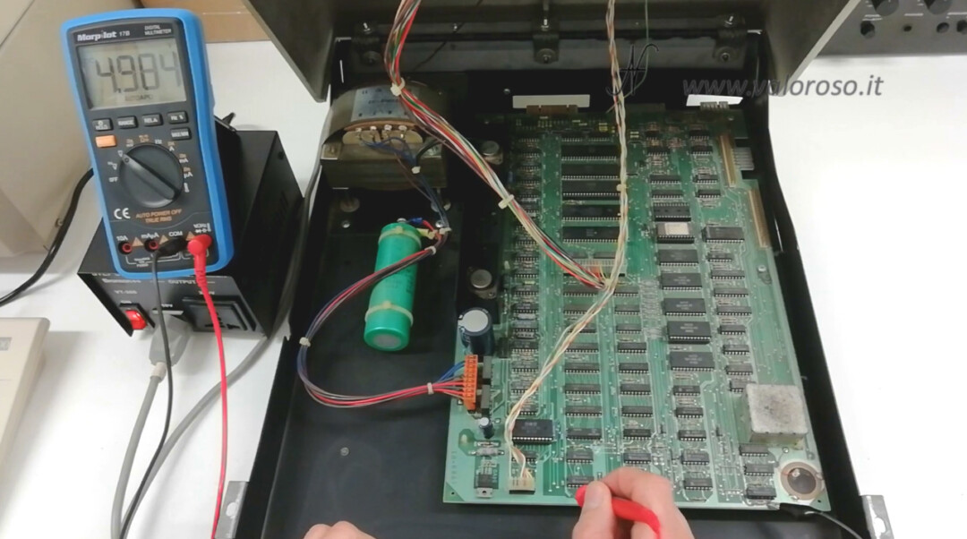 Accensione Prova Test Commodore PET, CBM 8032, aperto, prova tensioni continue 5V 12V