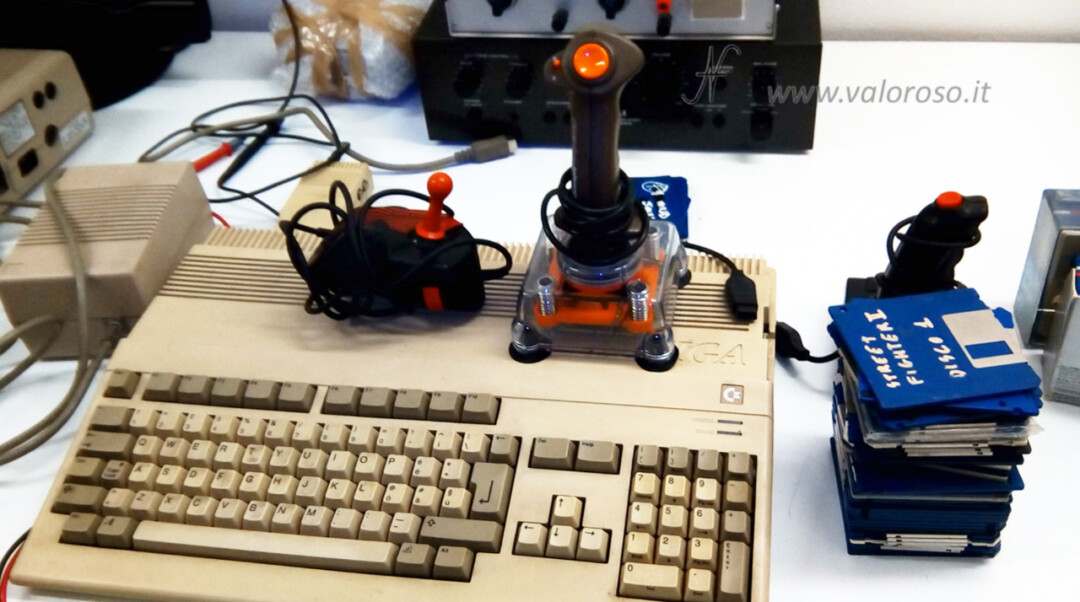 Acquisto Amiga 500 su Facebook Marketplace, joystick alimentatore modulatore dischetti