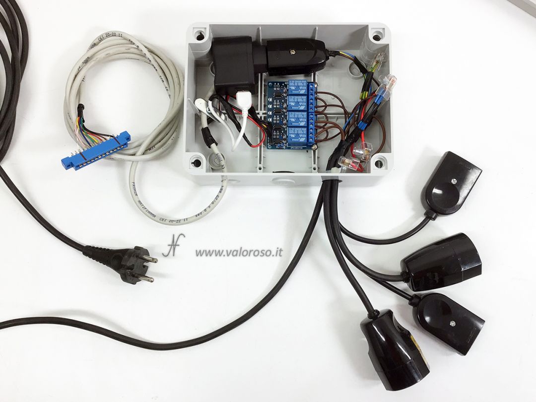 Albero di Natale interfaccia Commodore 64 user port spine prese relay fotoaccoppiatori, comandare prese, lampade, luci di Natale collegate al Commodore 64, alimentatore 5V USB, user port, connettore tipo 3,96mm edge a 24 poli