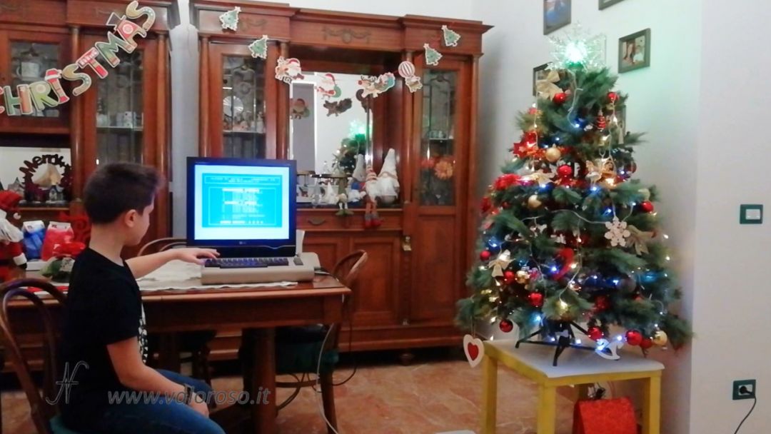 Albero di Natale controllato con l'interfaccia a relay per il Commodore 64, programma basic user port spine prese relay fotoaccoppiatori, luci di Natale collegate al Commodore 64, comandare prese, lampade