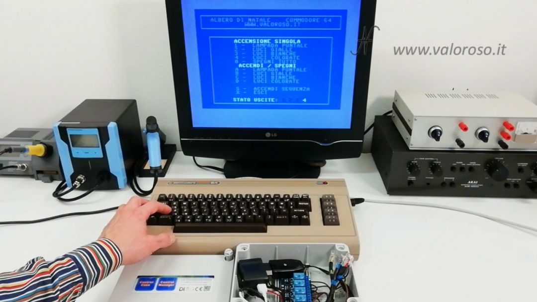 Albero di Natale interfaccia Commodore 64 programma basic user port spine prese relay fotoaccoppiatori, luci di Natale collegate al Commodore 64, comandare prese, lampade