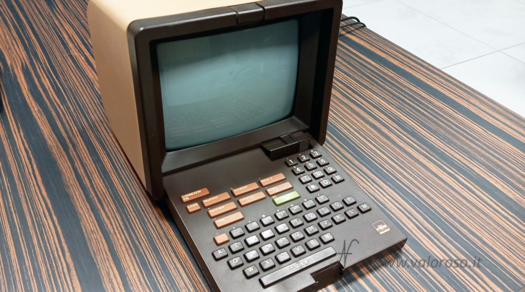 Alcatel Minitel open, monitor keyboard, connect to services before internet, 80s