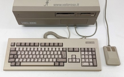 Amiga 2000, Commodore A2000, CBM A200, desktop, tastiera italiana, mouse coffin