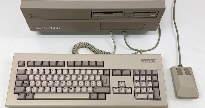 Amiga 2000, Commodore A2000, CBM A200, desktop, tastiera italiana, mouse coffin