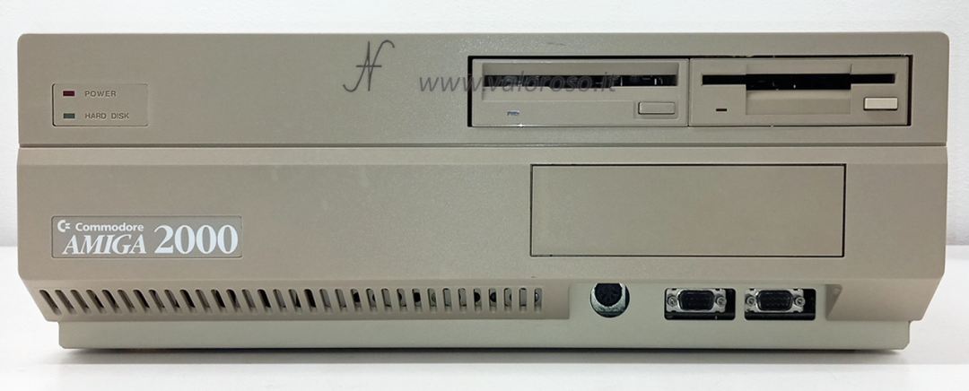 Amiga 2000, Commodore A2000, vista frontale, floppy disk drive, porta tastiera, connettori joystick