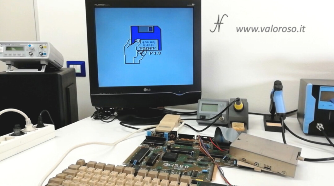 Amiga 500 connect keyboard floppy disk drive test loading games, Amiga Work bench V1.3