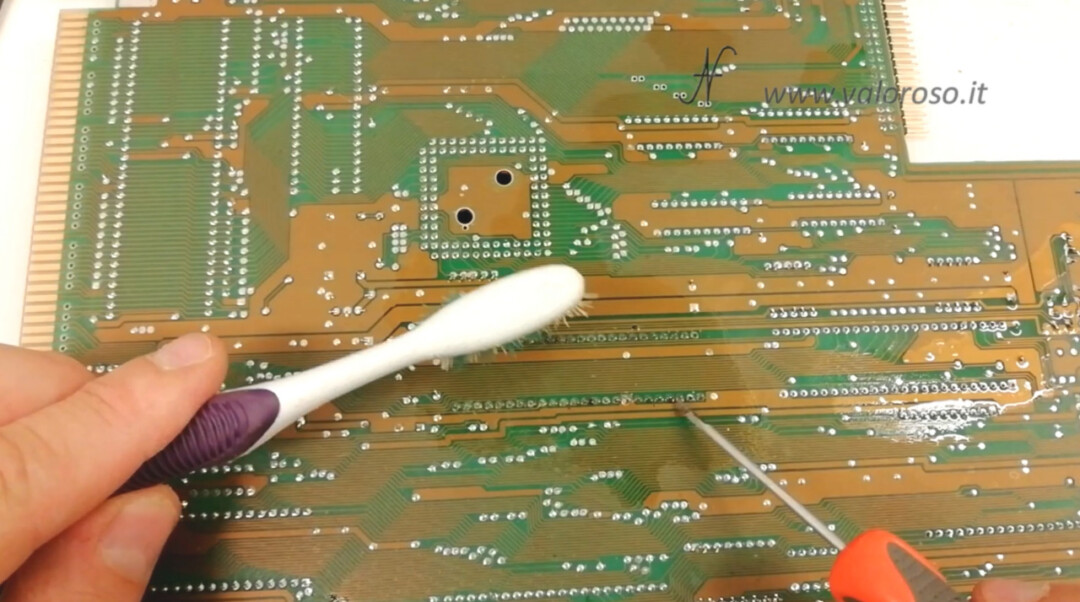Amiga 500 pulire circuito stampato alcool spazzolino cacciavite residui flussante