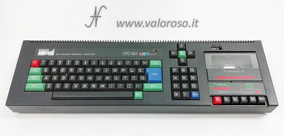 Amstrad CPC 464 retro computer vintage, CPU: Zilog Z80, 4 MHz ROM: 32 KB RAM: 64 KB Grafica: Motorola MC6845 Modalità testo: 20×25 caratteri a 16 colori, 40×25 caratteri a 4 colori, 80×25 caratteri a 2 colori Modalità grafica: 160×200 pixel a 16 colori, 320×200 pixel a 4 colori, 640×200 pixel a 2 colori Audio: General Instruments AY-3-8912 Tastiera: QWERTY a 75 tasti, con tasti freccia e tastierino numerico; 6 tasti registratore + reset contagiri Software incluso in ROM: Locomotive Basic Registratore di nastri incorporato Iscriviti al gruppo Facebook. Retro tecnologia, Commodore, impianti stereo vintage, retro computer, esperimenti e prove. Commodore, IBM, Atari, Apple, Texas Instruments, Amstrad, MSX. Porte di espansione: 1 Stampante 1 Porta BUS 1 Porta per floppy disk 1 Uscita Video RGB per monitor Amstrad 1 Uscita Audio per cuffie o linea 1 Porta Joystick (compatibile Atari)