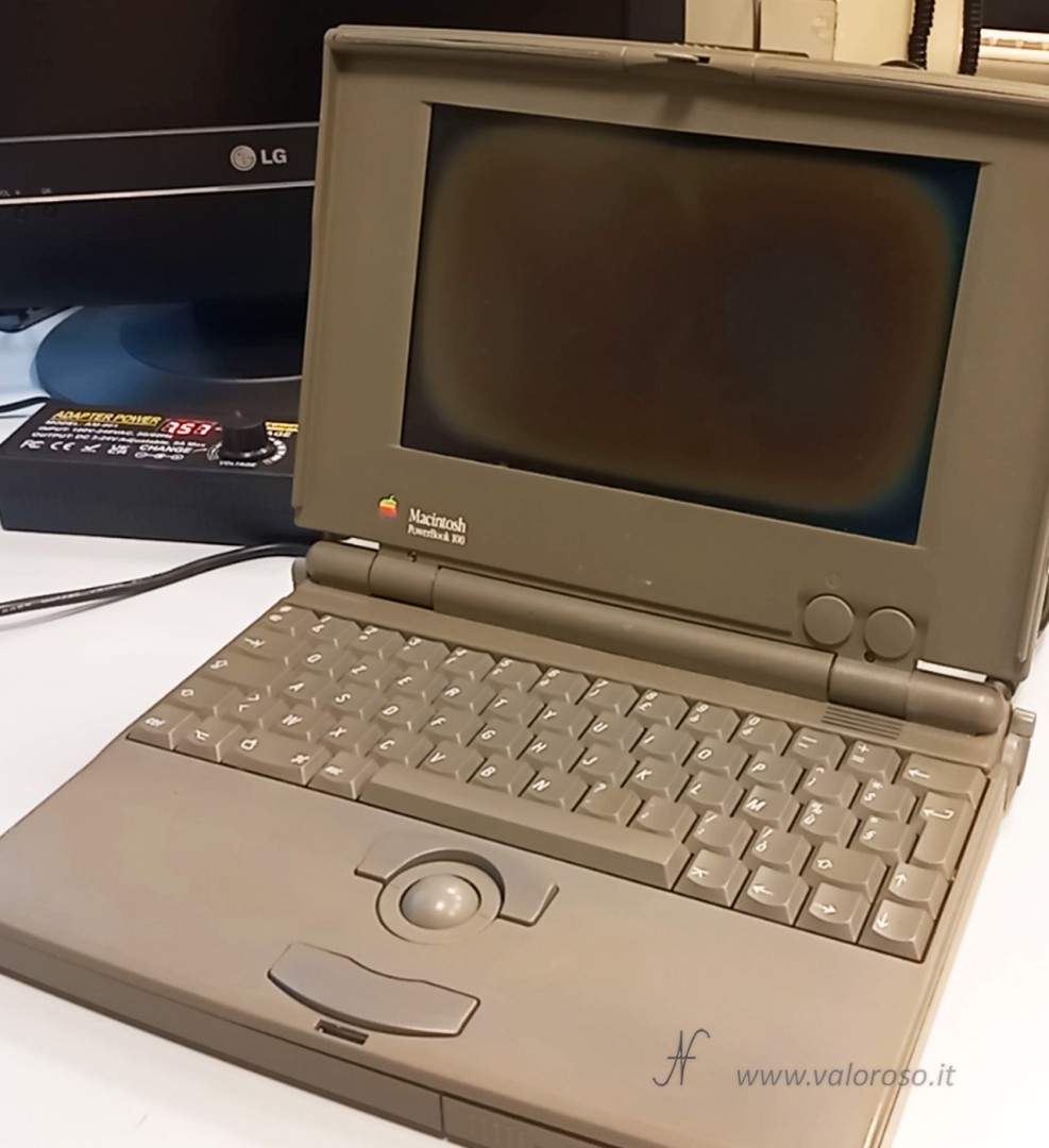 Apple Macintosh PowerBook 100, primi anni ’90, processore Motorola 68HC000. Monitor compromesso, hard disk bloccato: non parte. PC portatili vintage.