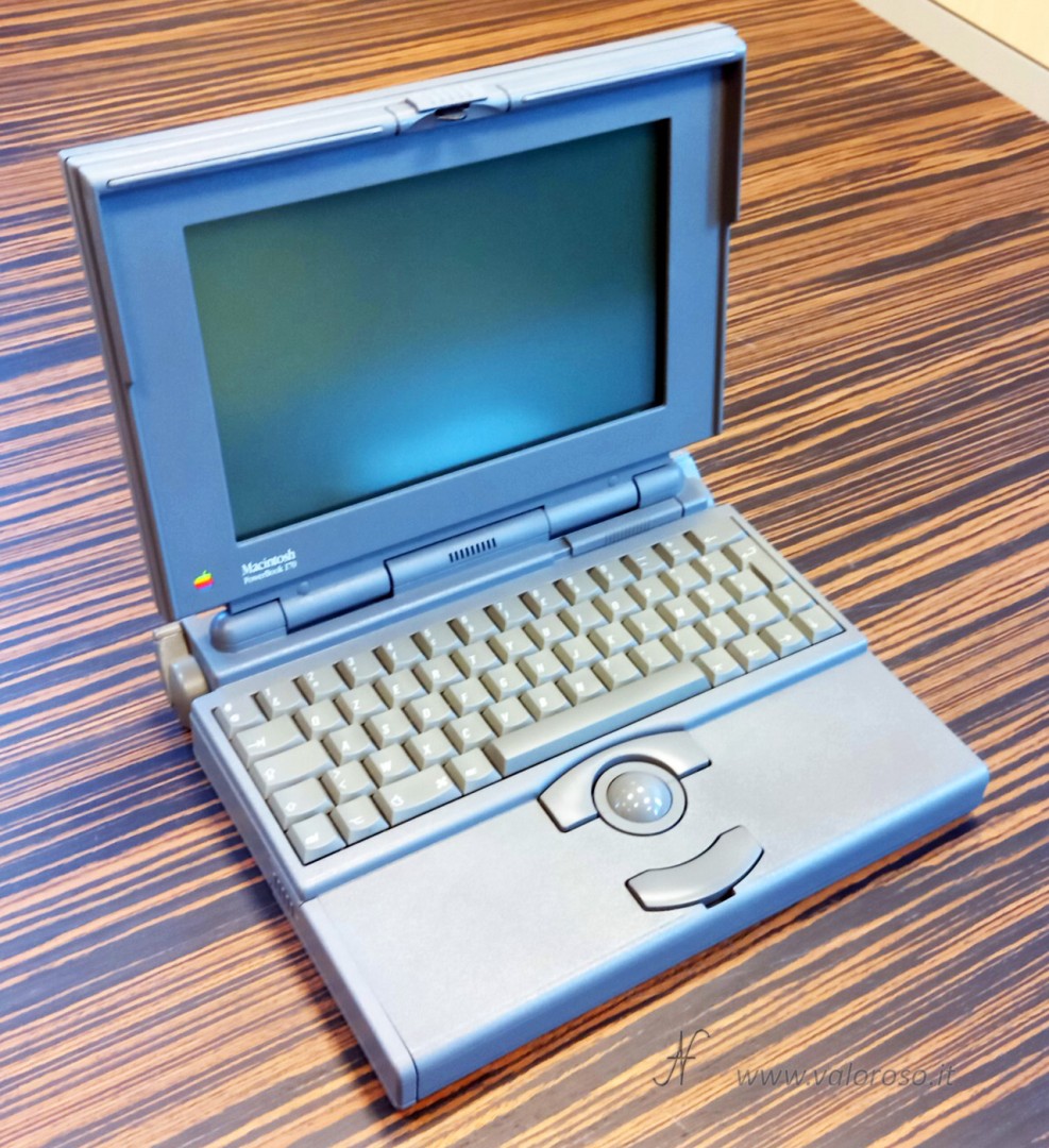 Apple Macintosh PowerBook 170, computer portatile vintage del 1991, processore Motorola 68030. Alimentazione a 7,5 V con il solito alimentatore cinese regolabile. Mostra segni di vita, ma non completa l’avvio (sospetto hard disk bloccato). Anche inserendo un dischetto, non parte. Che fatica far uscire il dischetto con il computer bloccato! PC portatili vintage.