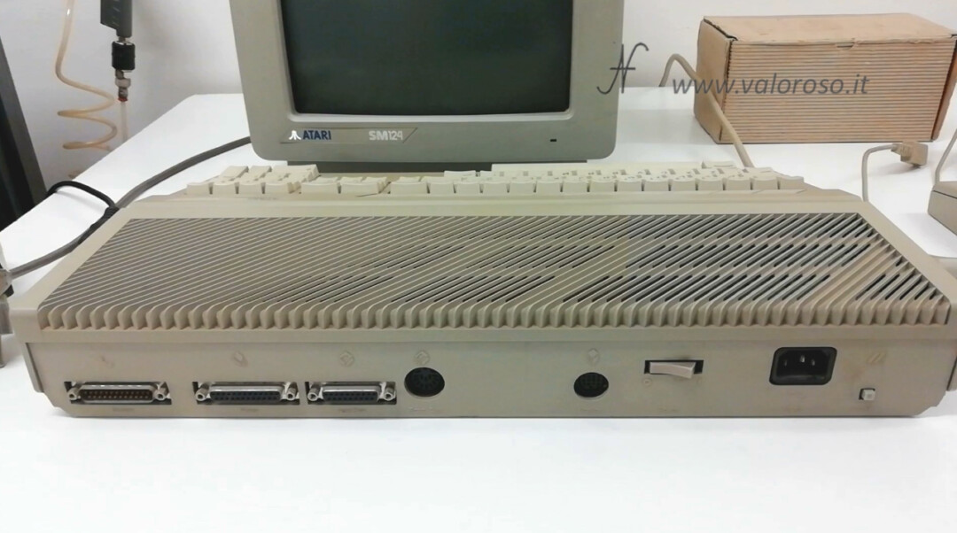 Atari 1040 ST Atari ST Atari1040STF porte posteriori seriale parallela floppy hard disk video monitor alimentazione