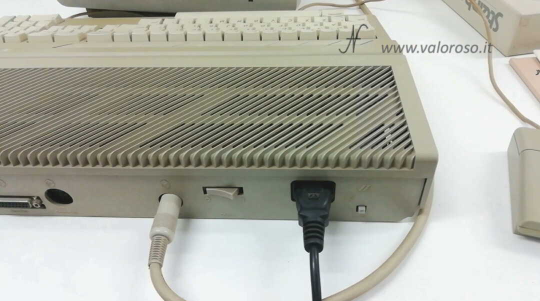 Atari 1040 ST connettore monitor e alimentazione IEC C13 pulsante power accensione reset