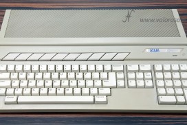 Atari 1040STF, retro computer vintage Caratteristiche tecniche dell'Atari 1040STf CPU: Motorola MC68000, 8 MHz ROM: 192 KB Software incluso in ROM: Atari TOS (The Operating System) + GEM (Graphics Environment Manager) RAM: 1 MB, espandibile fino a 4 MB Grafica: Glue + Video Shifter Modalità grafica: 320x200 (16 colori) fino a 640x400 pixel (monocromatico) Audio: Yamaha YM-2149, 3 voci + 1 canale per rumore Tastiera: QWERTY a 94 tasti, con frecce, tastierino numerico e tasti funzione Porte di espansione: 1 seriale DB25 maschio, RS232C 1 parallela DB25 femmina, Centronics 1 hard disk drive esterno, DB19 femmina 1 floppy disk drive esterno, DIN 14 poli 1 audio/video DIN 13, RGB e video composito 1 ingresso di alimentazione IEC 2 MIDI (in e out) DIN 5 poli, laterali 1 porta per cartucce, laterale 2 mouse e joystick, DB9 maschio, inferiori Supporti di archiviazione: n. 1 floppy disk drive interno, 3.5", 720 KB (il computer supporta anche un hard disk esterno e un floppy disk drive esterno)