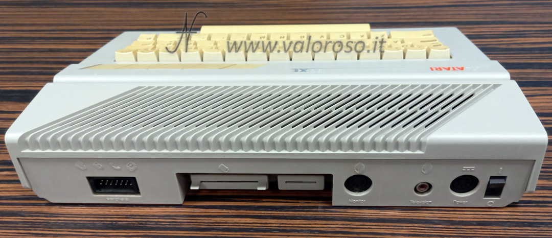 Atari 130XE connettori posteriori, Caratteristiche tecniche dell'Atari 130XECPU: MOS 6502C, 1.77 MHz (PAL) / 1.79 MHz (NTSC)ROM: 24 KBRAM: 128 KBGrafica:GTIA (Graphic Television Interface Adaptor): PAL OKI C014889, NTSC OKI C012295 e C014805ANTIC (Alphanumeric Television Interface Controller): PAL C021698, NTSC C021697Modalità testo: 5 modalità, da 20 colonne x 12 righe a 40 colonne x 24 righeModalità grafica: 256 colori, 16 modalità grafiche, massimo 320 x 192 pixelAudio: POKEY (POtentiometer KEYboard Integrated Circuit): C012294, 4 vociTastiera: meccanica, QWERTY 62 tastiSoftware incluso in ROM: Atari BasicPorte I/O:1 Video composito CVBS1 Audio/Video1 Expansion port1 Slot per cartucce1 Peripheral port (SIO)2 Porte Joystick