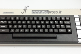 Atari 600XL, retro vintage computer, collection, Technical characteristics of the Atari 600XL CPU: MOS 6502C, 1.77 MHz (PAL) / 1.79 MHz (NTSC) ROM: 24 KB RAM: 16 KB Graphics: GTIA (Graphic Television Interface Adaptor): PAL OKI C014889, NTSC OKI C012295 and C014805 ANTIC (Alphanumeric Television Interface Controller): PAL C021698, NTSC C021697 Text mode: 5 modes, 20 columns x 12 lines to 40 columns x 24 rows Graphics mode: 256 colors, 16 graphics modes, maximum 320 x 192 pixels Audio: POKEY (POtentiometer KEYboard Integrated Circuit): C012294, 4 voices Join the Facebook group. Retro technology, Commodore, vintage stereo systems, retro computers, experiments and tests. Commodore, IBM, Atari, Apple, Texas Instruments, Amstrad, MSX. Keyboard: mechanical, QWERTY 62 keys Software included in ROM: Atari Basic I/O ports: 1 Audio/Video 1 Cartridge slot 1 Peripheral Port (SIO) 1 parallel BUS 2 Joystick ports