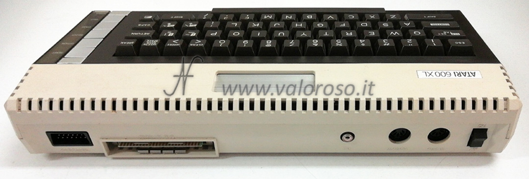 Atari 600XL, retro del computer, porta espansione, SIO, audio video, cartucce, Caratteristiche tecniche dell’Atari 600XL CPU: MOS 6502C, 1.77 MHz (PAL) / 1.79 MHz (NTSC) ROM: 24 KB RAM: 16 KB Grafica: GTIA (Graphic Television Interface Adaptor): PAL OKI C014889, NTSC OKI C012295 e C014805 ANTIC (Alphanumeric Television Interface Controller): PAL C021698, NTSC C021697 Modalità testo: 5 modalità, da 20 colonne x 12 righe a 40 colonne x 24 righe Modalità grafica: 256 colori, 16 modalità grafiche, massimo 320 x 192 pixel Audio: POKEY (POtentiometer KEYboard Integrated Circuit): C012294, 4 voci Iscriviti al gruppo Facebook. Retro tecnologia, Commodore, impianti stereo vintage, retro computer, esperimenti e prove. Commodore, IBM, Atari, Apple, Texas Instruments, Amstrad, MSX. Tastiera: meccanica, QWERTY 62 tasti Software incluso in ROM: Atari Basic Porte I/O: 1 Audio/Video 1 Slot per cartucce 1 Peripheral Port (SIO) 1 BUS parallelo 2 Porte Joystick