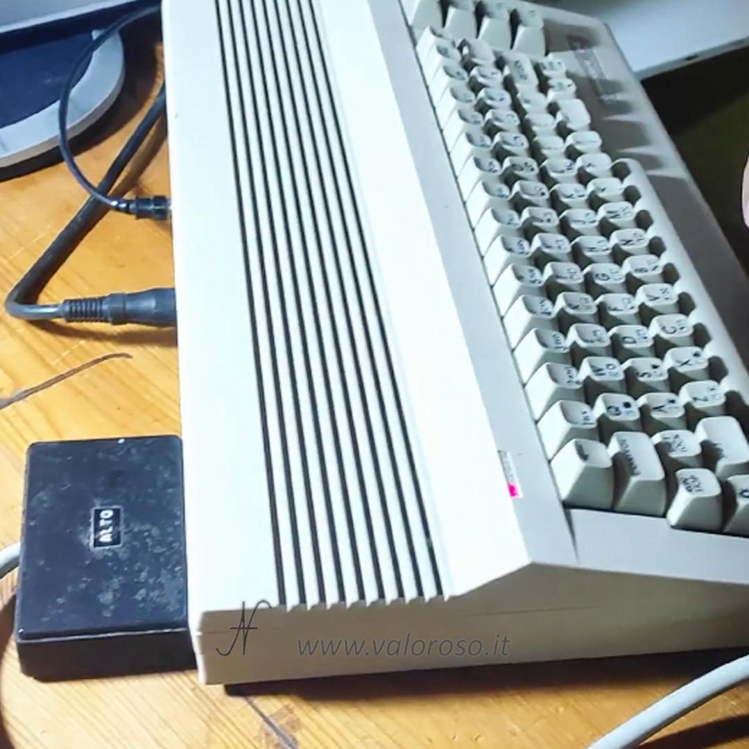 Braccio meccanico comandato dal Commodore 64, C64 user port