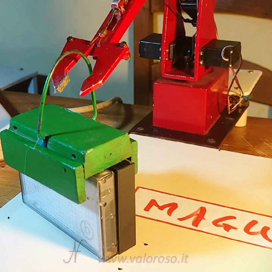 Mechanical arm controlled by the C64, Mechanical arm controlled by the Commodore 64, Massimo Guidarelli experiment, stepper motors