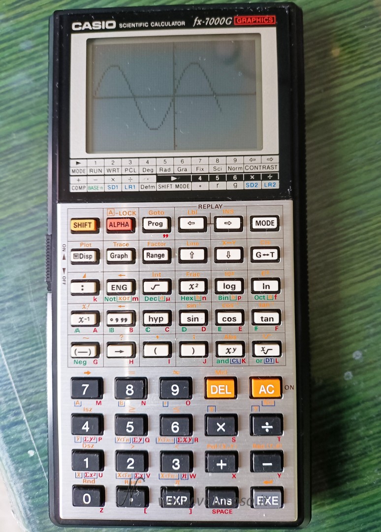 Casio fx7000G: prima calcolatrice grafica al mondo (Casio, 1985). La vediamo mostrare il grafico della funzione y = f(x) = sin(x). Calcolatrici scientifiche grafiche programmabili.