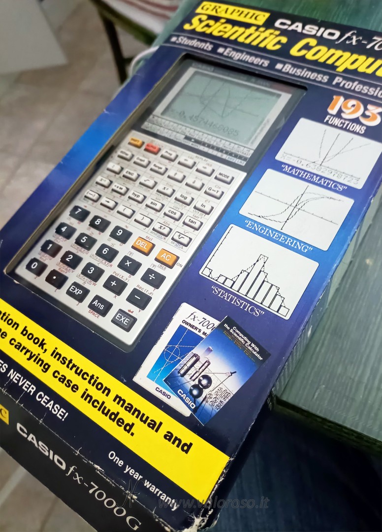Casio fx7000G: prima calcolatrice grafica al mondo (Casio, 1985). Nella sua confezione originale, mai aperta. Boxed.