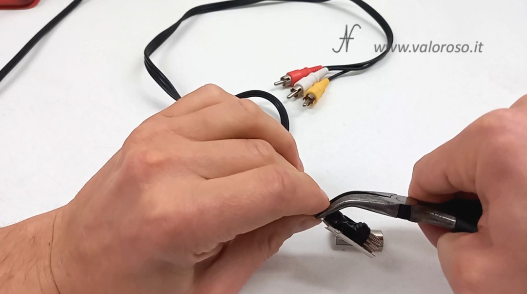 Close round DIN connector armatures, tighten cable with tabs