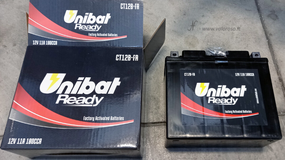 Come cambiare la batteria alla moto, batteria piombo 12V senza manutenzione Unibat Ready 12V CT12B-FA 11A 180CCA factory activated batteries