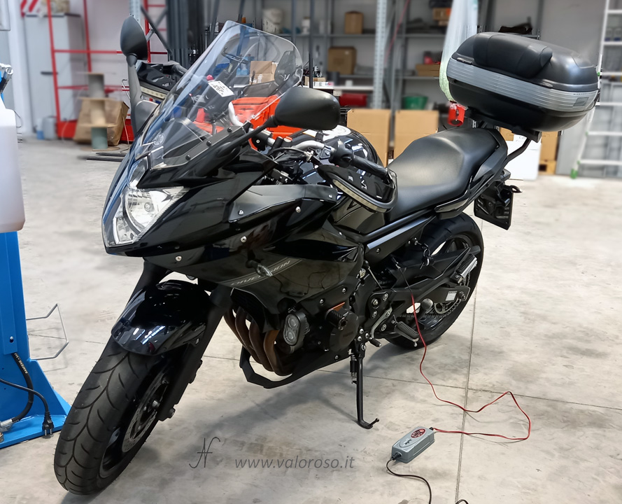 How to charge the battery of the motorcycle, charger lead maintainer