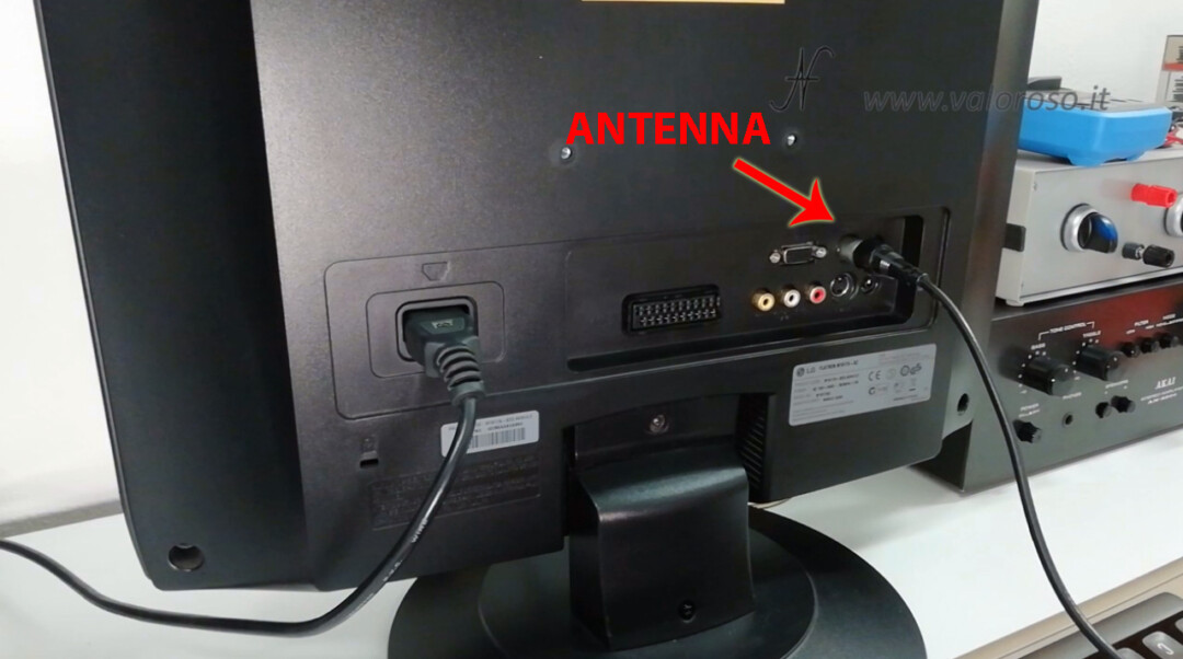 Come riaccendere il Commodore 64 collegare televisione TV connettore RF cavo antenna canale analogico 36