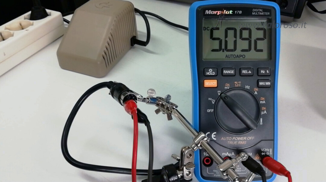 How to turn the Commodore back on after so many years, C64 power supply voltage test with tester, 5V AC voltage test, tester, multimeter, boot