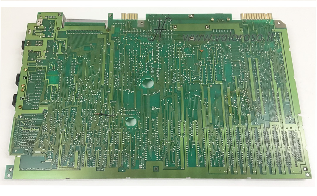 Commodore 128, C128, mainboard, motherboard, scheda madre, circuiti, vista inferiore, sotto