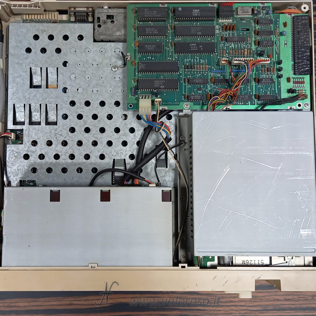 Commodore 128D, C128D, CBM 128D, vista interno, schede interne, controller floppy disk drive, alimentatore, scheda madre, motherboard, mainboard