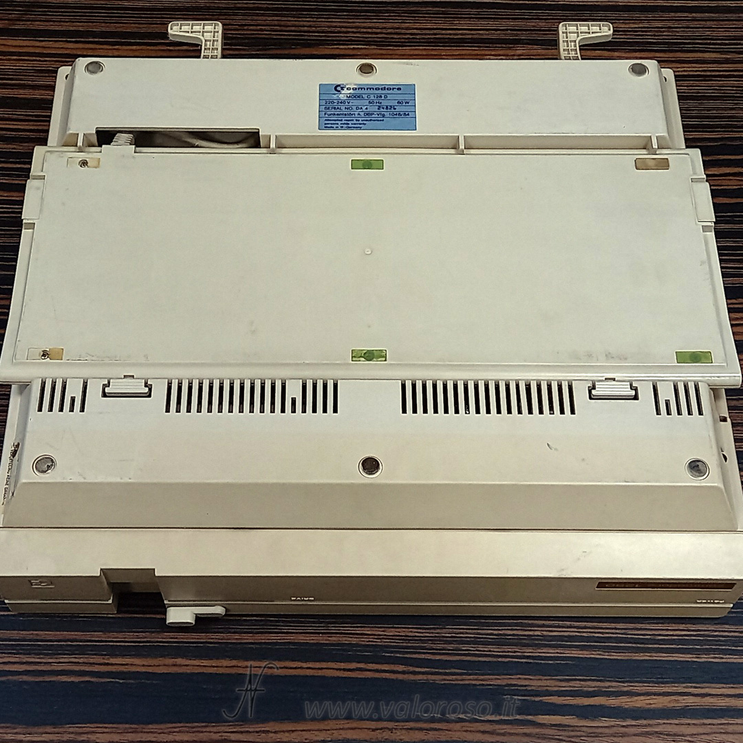 Commodore 128D, C128D, CBM 128D, alloggiamento inferiore per la tastiera