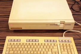 Commodore 128D, C128D, CBM 128D, case plastico, contenitore plastico. Caratteristiche tecniche del Commodore 128D CPU MOS 8502 a 2 MHz in modalità 80 colonne oppure a 1 MHz in modalità 40 colonne (oppure anche in modalità C64) Zilog Z80 a 4 MHz per il sistema operativo CP/M+ (anche se, per limiti hardware, la velocità effettiva è come fosse 2MHz) ROM, in modalità C128: BASIC 7.0: 32 kB Editor dello schermo: 4 kB I/O e mappa caratteri: 4 kB KERNAL e monitor esadecimale: 8 kB ROM, in modalità C64: BASIC 2.0: 8 kB I/O e mappa caratteri: 4 kB KERNAL ed editor dello schermo: 8 kB RAM: 128 kB suddivisa in 2 banchi da 64 kB Chip video: MOS VDC (in modalità 80 colonne, C128 e CP/M) MOS VIC-II (in modalità 40 colonne e C64) Audio: MOS SID Tastiera: estesa a 92 tasti, con tastierino numerico Software incluso in ROM: BASIC 7.0 (modalità C128) BASIC 2.0 (modalità C64) Supporto di archiviazione: floppy disk drive interno, Commodore 1571, 5.25" Porte di espansione: 1 Seriale IEC 1 User Port 1 Expansion port (per cartucce del Commodore 64) 1 Audio/Video (video composito CVBS e S-Video, per collegamento a monitor 40 colonne) 1 RGBI (collegamento a monitor 80 colonne) 1 Antenna (collegamento RF a TV) 1 Porta per Datassette (lettore di cassette) 2 Porte Joystick 1 Connettore tastiera