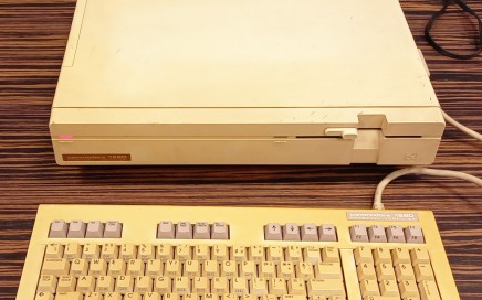 Commodore 128D, C128D, CBM 128D, case plastico, contenitore plastico. Caratteristiche tecniche del Commodore 128D CPU MOS 8502 a 2 MHz in modalità 80 colonne oppure a 1 MHz in modalità 40 colonne (oppure anche in modalità C64) Zilog Z80 a 4 MHz per il sistema operativo CP/M+ (anche se, per limiti hardware, la velocità effettiva è come fosse 2MHz) ROM, in modalità C128: BASIC 7.0: 32 kB Editor dello schermo: 4 kB I/O e mappa caratteri: 4 kB KERNAL e monitor esadecimale: 8 kB ROM, in modalità C64: BASIC 2.0: 8 kB I/O e mappa caratteri: 4 kB KERNAL ed editor dello schermo: 8 kB RAM: 128 kB suddivisa in 2 banchi da 64 kB Chip video: MOS VDC (in modalità 80 colonne, C128 e CP/M) MOS VIC-II (in modalità 40 colonne e C64) Audio: MOS SID Tastiera: estesa a 92 tasti, con tastierino numerico Software incluso in ROM: BASIC 7.0 (modalità C128) BASIC 2.0 (modalità C64) Supporto di archiviazione: floppy disk drive interno, Commodore 1571, 5.25" Porte di espansione: 1 Seriale IEC 1 User Port 1 Expansion port (per cartucce del Commodore 64) 1 Audio/Video (video composito CVBS e S-Video, per collegamento a monitor 40 colonne) 1 RGBI (collegamento a monitor 80 colonne) 1 Antenna (collegamento RF a TV) 1 Porta per Datassette (lettore di cassette) 2 Porte Joystick 1 Connettore tastiera