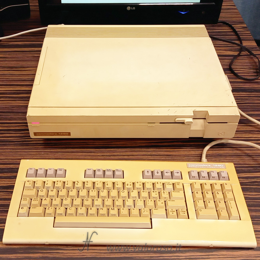 Commodore 128D, C128D, CBM 128D, case plastico, contenitore plastico. Caratteristiche tecniche del Commodore 128DCPUMOS 8502 a 2 MHz in modalità 80 colonne oppure a 1 MHz in modalità 40 colonne (oppure anche in modalità C64)Zilog Z80 a 4 MHz per il sistema operativo CP/M+ (anche se, per limiti hardware, la velocità effettiva è come fosse 2MHz)ROM, in modalità C128:BASIC 7.0: 32 kBEditor dello schermo: 4 kBI/O e mappa caratteri: 4 kBKERNAL e monitor esadecimale: 8 kBROM, in modalità C64:BASIC 2.0: 8 kBI/O e mappa caratteri: 4 kBKERNAL ed editor dello schermo: 8 kBRAM: 128 kB suddivisa in 2 banchi da 64 kBChip video:MOS VDC (in modalità 80 colonne, C128 e CP/M)MOS VIC-II (in modalità 40 colonne e C64)Audio: MOS SIDTastiera: estesa a 92 tasti, con tastierino numericoSoftware incluso in ROM:BASIC 7.0 (modalità C128)BASIC 2.0 (modalità C64)Supporto di archiviazione: floppy disk drive interno, Commodore 1571, 5.25"Porte di espansione:1 Seriale IEC1 User Port1 Expansion port (per cartucce del Commodore 64)1 Audio/Video (video composito CVBS e S-Video, per collegamento a monitor 40 colonne)1 RGBI (collegamento a monitor 80 colonne)1 Antenna (collegamento RF a TV)1 Porta per Datassette (lettore di cassette)2 Porte Joystick1 Connettore tastiera