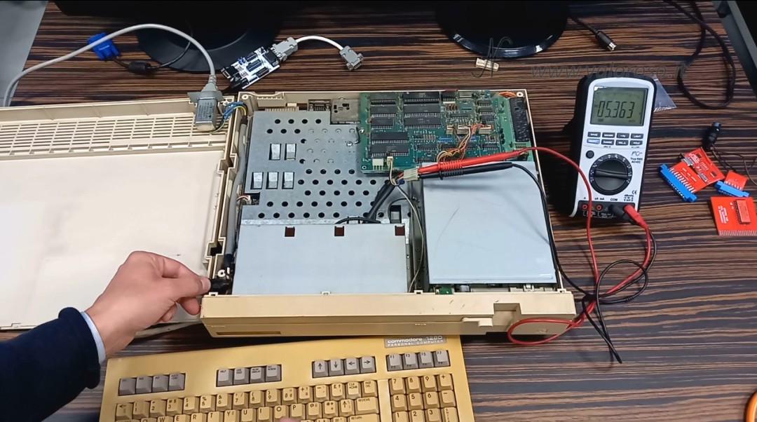 Commodore 128D, internal power supply voltage test test, 5V 12V 9V, connectors, testers, multimeter