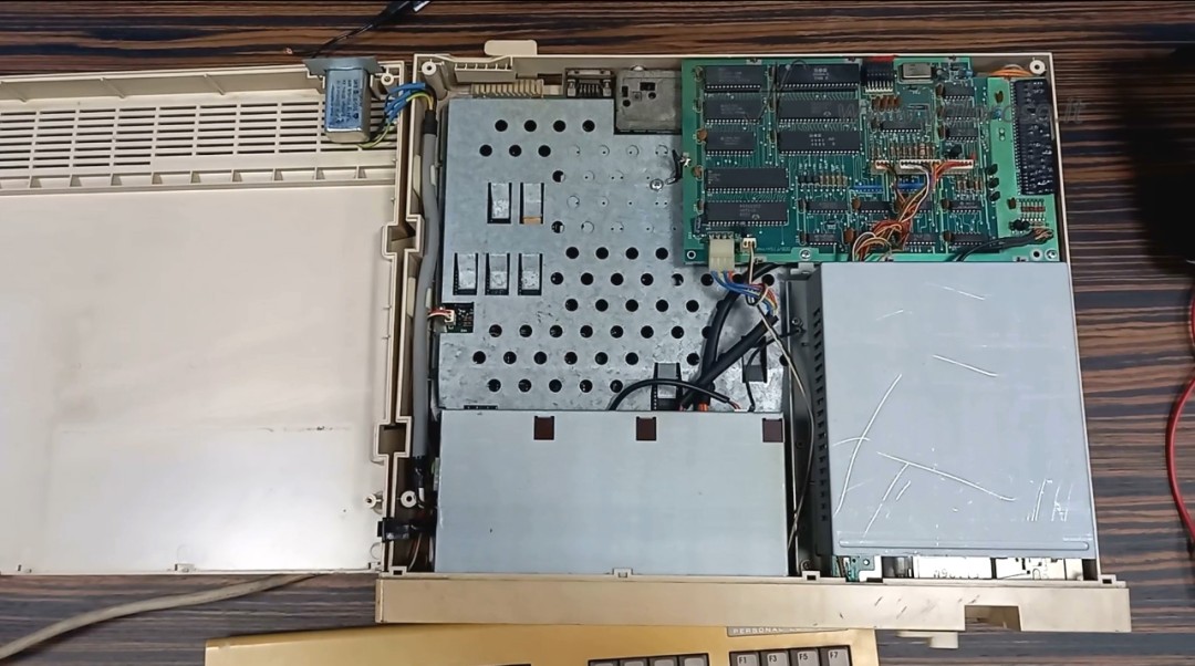 Commodore 128D, tastiera tedesca, interno, scheda controller floppy disk drive, alimentatore