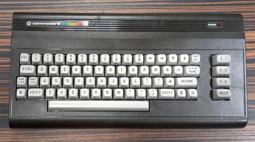 Commodore 16, CBM C16, led rosso, collezione di retro computer vintage, home computer vintage, computer nero tastiera bianca