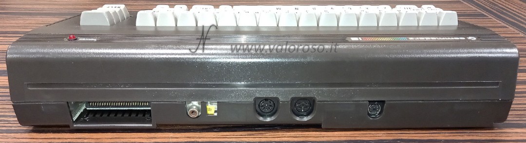 Commodore 16, CBM C16, porte posteriori, expansion port, monitor, RF, datassette, bus IEC floppy disk drive