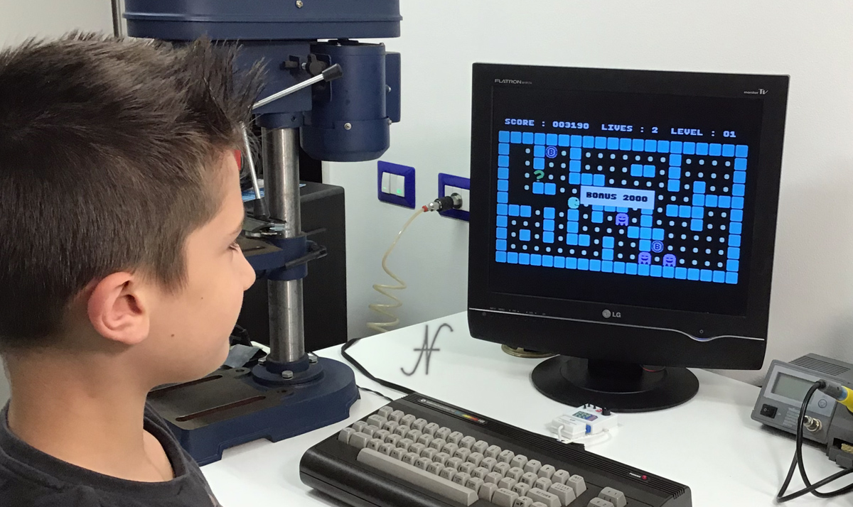 Commodore 16, Leo plays pacman, video game