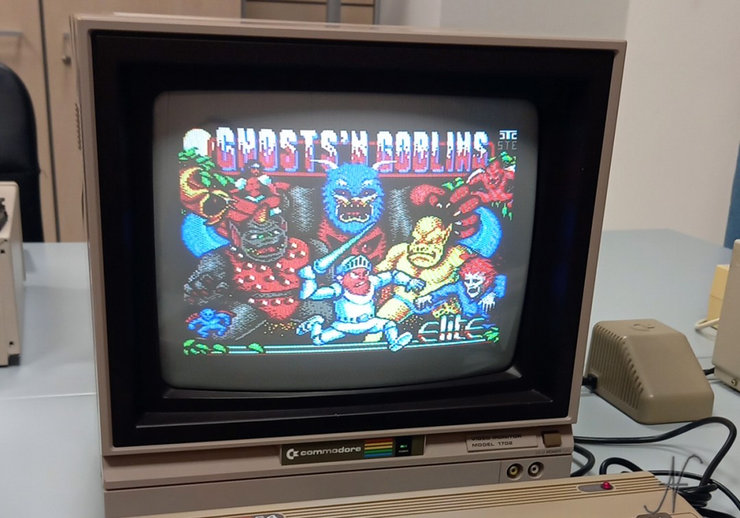 Commodore 1702, 80s CRT monitor, article cover