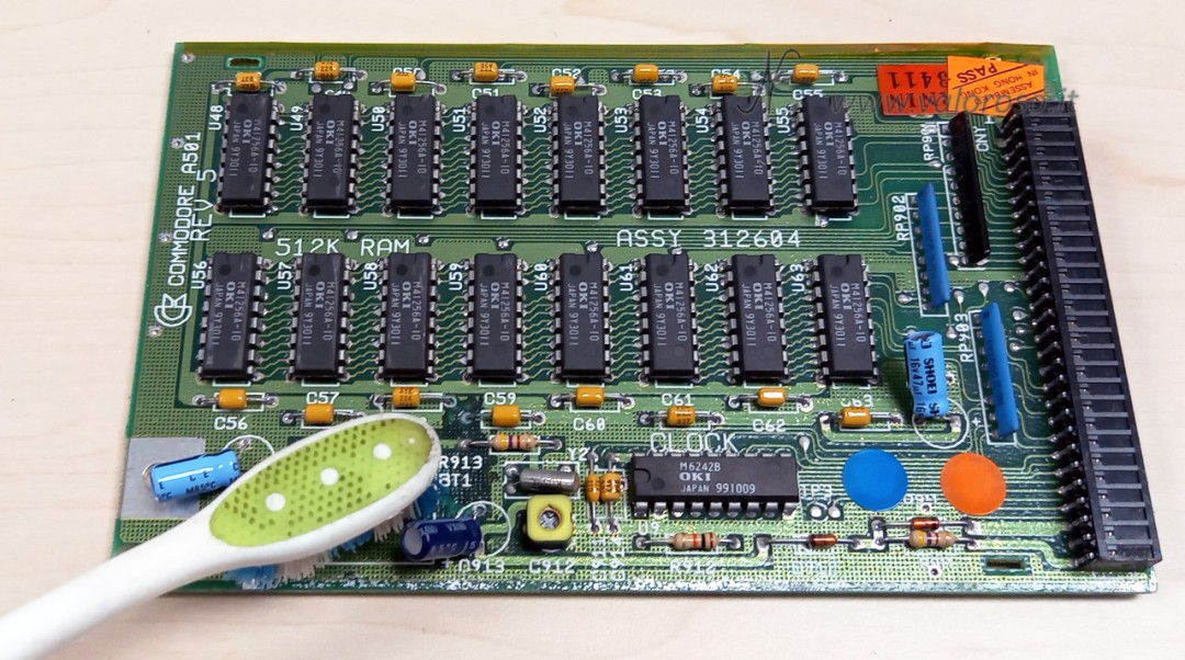 Commodore 501, Amiga 501, A501, rimozione batteria NiCd, togliere ossido corrosione, disossidante, alcool, spazzolino
