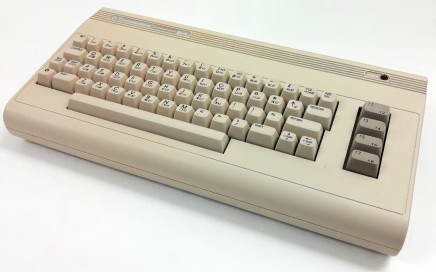 Commodore 64G 64 G C64G retro computer vintage, CBM, bianco, tastiera bianca