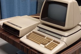 Commodore 710, Commodore Pet Floppy Commodore 8250 LP. CPU: Mos 6509 A 2MHz (Zilog Z80 & Intel 8088 Optional). ROM: 28 KB. RAM: 128 KB. Video: Text mode 80 characters x 25 lines, monochromatic. Audio: Mos Sid (same as Commodore 64, Mos 6581). Keyboard: 94 keys, with numerical keypad and programmable function keys. Software included in ROM: Basic 4.0. Floppy Disk Drive: Foreign (optional interior). Expansion doors: - 1 IEE -488 - 1 serial RS -232 - 1 Expansion Port (for cartridges) - 1 audio - 1 door for Data Sassette (cassette reader). Power supply: 220-240vac, 130w, internal switching power supply.