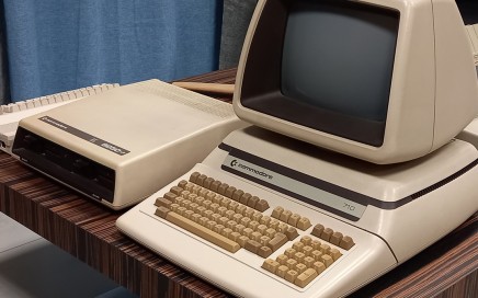 Commodore 710, Commodore PET floppy Commodore 8250 LP. CPU: MOS 6509 a 2MHz (Zilog Z80 & Intel 8088 opzionali). ROM: 28 KB. RAM: 128 KB. Video: modalità testo 80 caratteri x 25 righe, monocromatico. Audio: MOS SID (stesso del Commodore 64, MOS 6581). Tastiera: 94 tasti, con tastierino numerico e tasti funzione programmabili. Software incluso in ROM: BASIC 4.0. Floppy disk drive: esteri (interni opzionali). Porte di espansione: - 1 IEEE-488 - 1 Seriale RS-232 - 1 Expansion port (per cartucce) - 1 Audio - 1 Porta per Datassette (lettore di cassette). Alimentazione: 220-240Vac, 130W, alimentatore switching interno.
