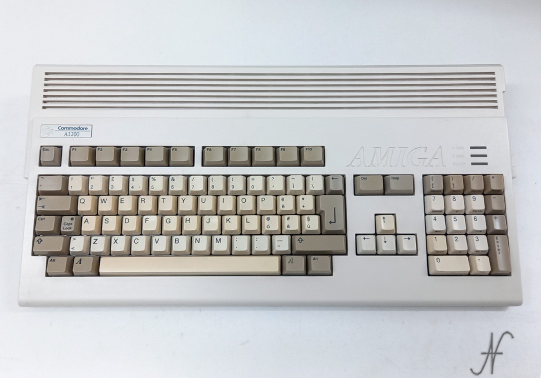 Commodore Amiga 1200, collezione di retro computer vintage, A1200, Commodore A1200, Amiga Technologies, Commodore International